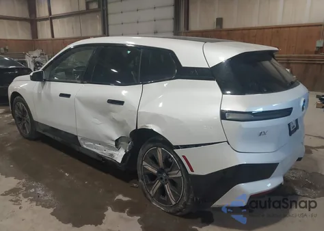 2025 BMW Ix xDrive50 z USA, uszkodzony, nr VIN WB523CF00SCT27830